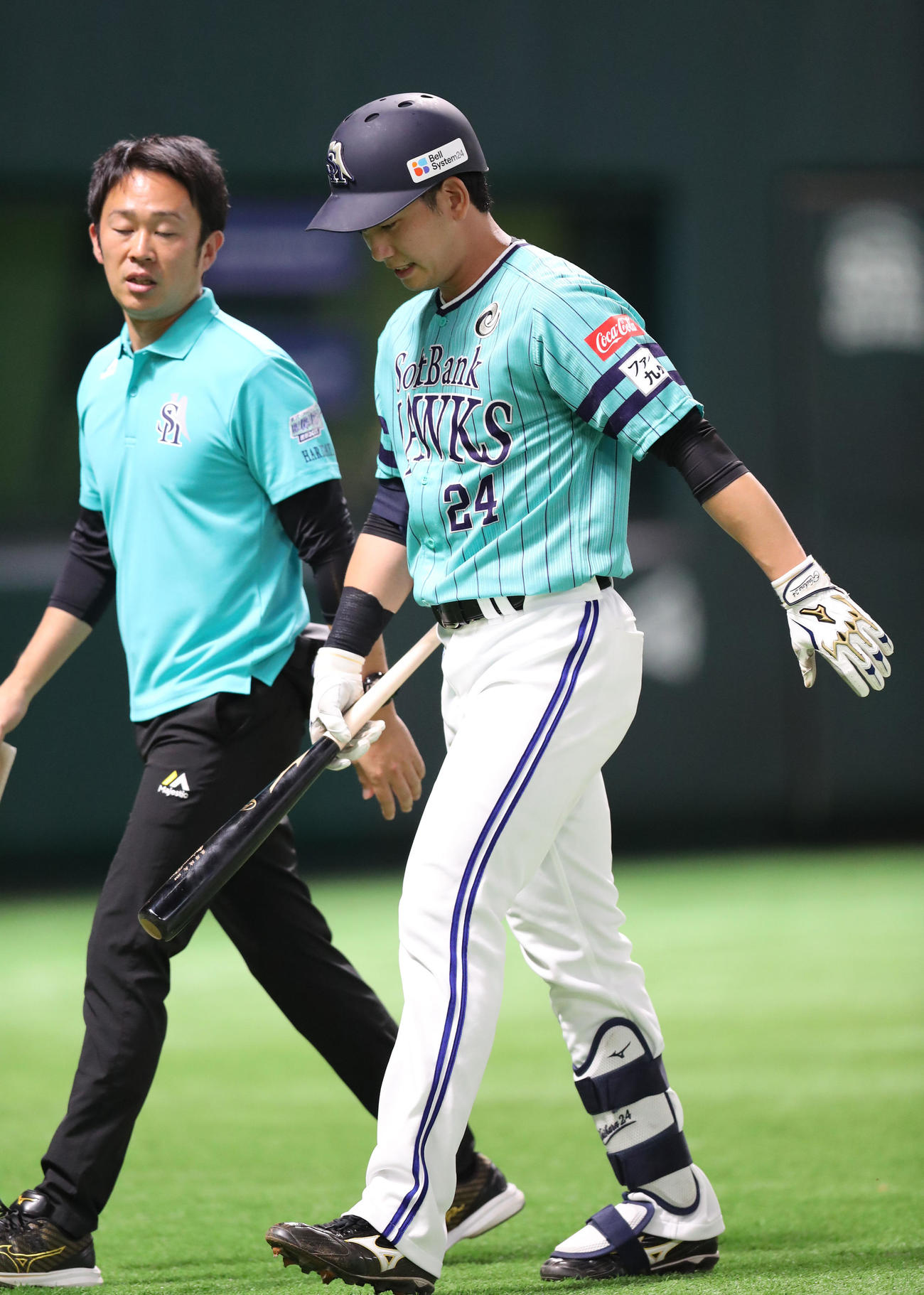 ソフトバンク対ロッテ　4回裏ソフトバンク2死、栗原は打席で足を痛め途中で交代する（撮影・梅根麻紀）