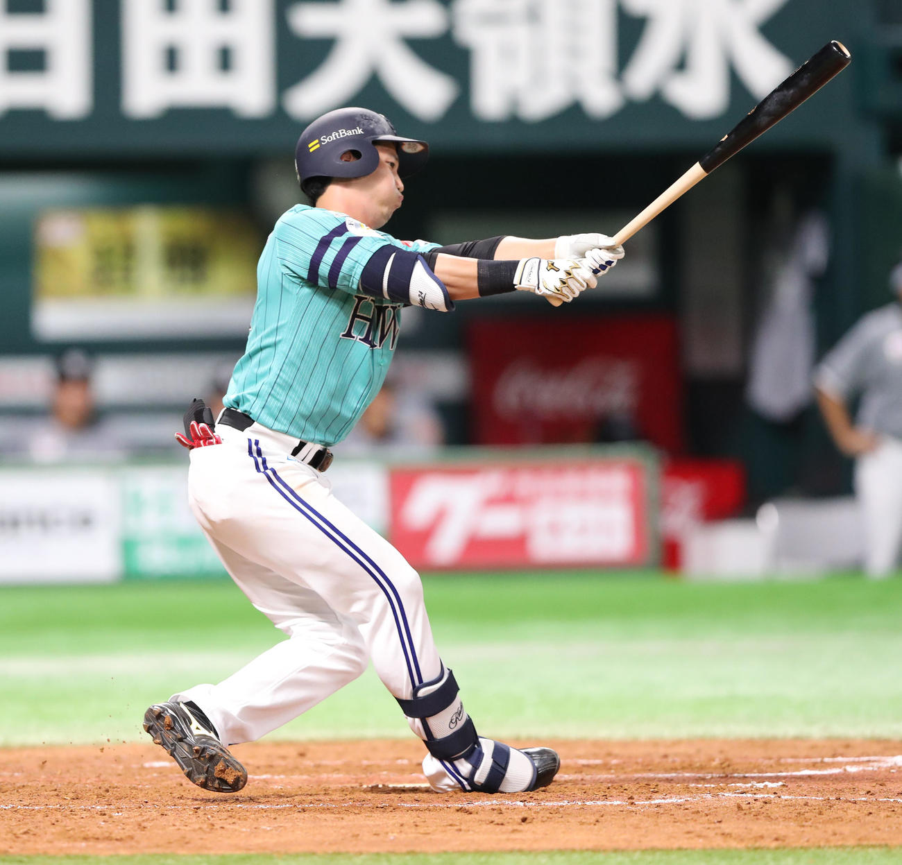 ソフトバンク対ロッテ　4回裏ソフトバンク2死、栗原は打席で足を痛め途中で交代する（撮影・梅根麻紀）