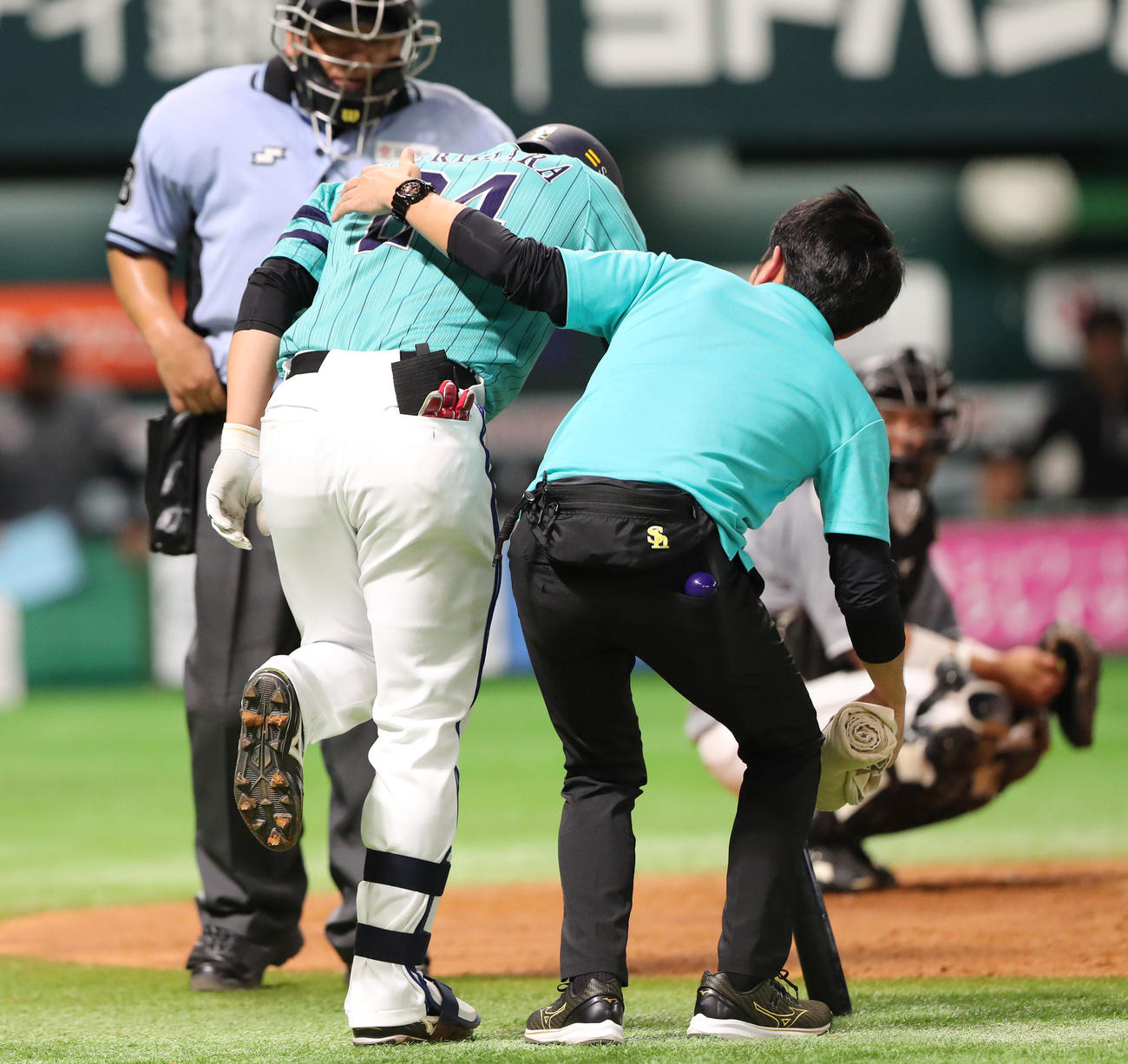 ソフトバンク対ロッテ　4回裏ソフトバンク2死、栗原は打席で足を痛め途中で交代する（撮影・梅根麻紀）