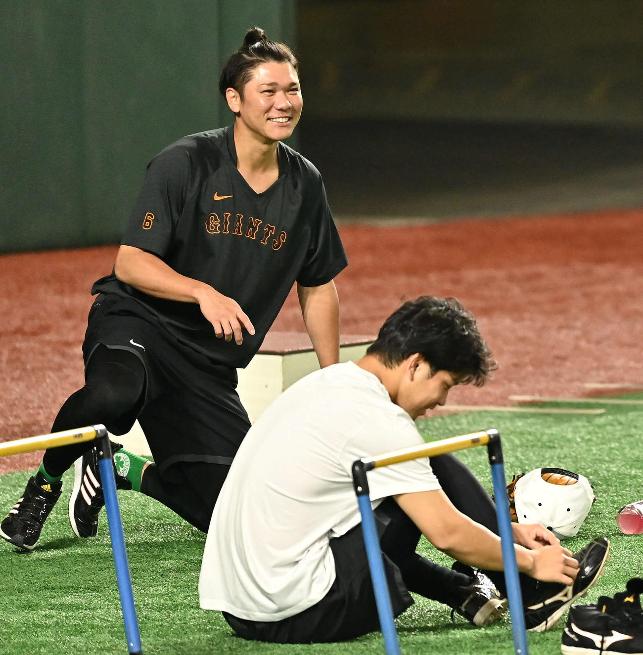 巨人対中日　試合前練習で笑顔の巨人坂本（後方）と大城卓（撮影・滝沢徹郎）