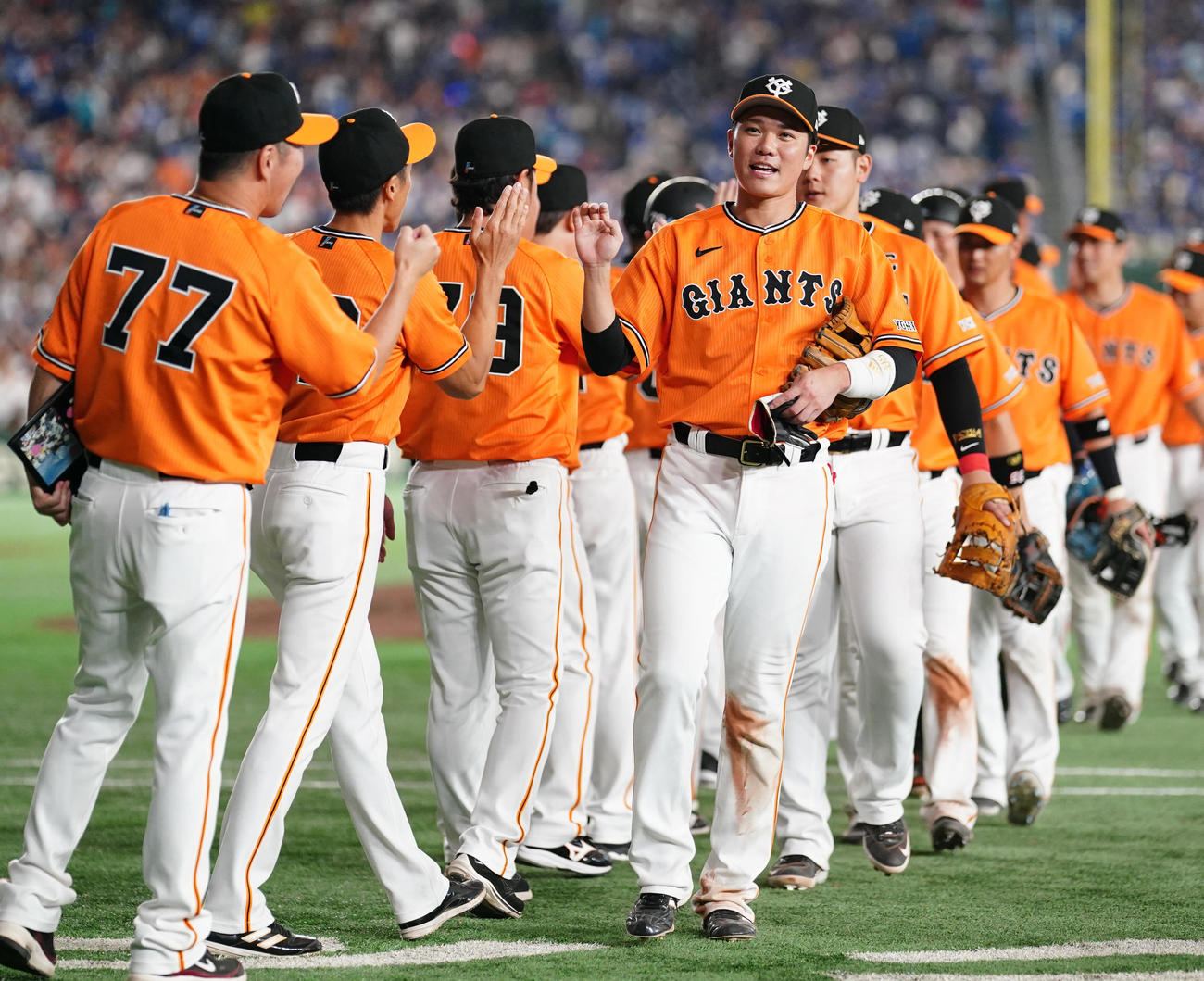 巨人対中日　試合後、勝利のタッチを交わす巨人坂本（手前右）（撮影・江口和貴）