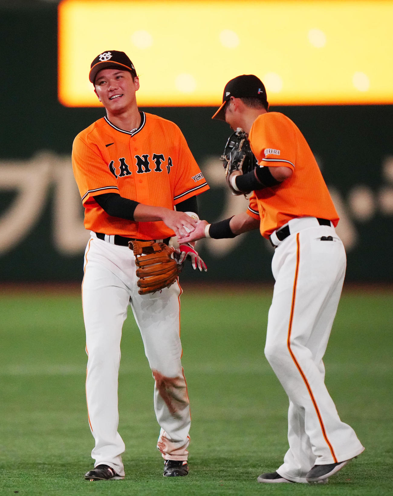 巨人対中日　試合後、タッチを交わす巨人坂本（左）と吉川（撮影・江口和貴）