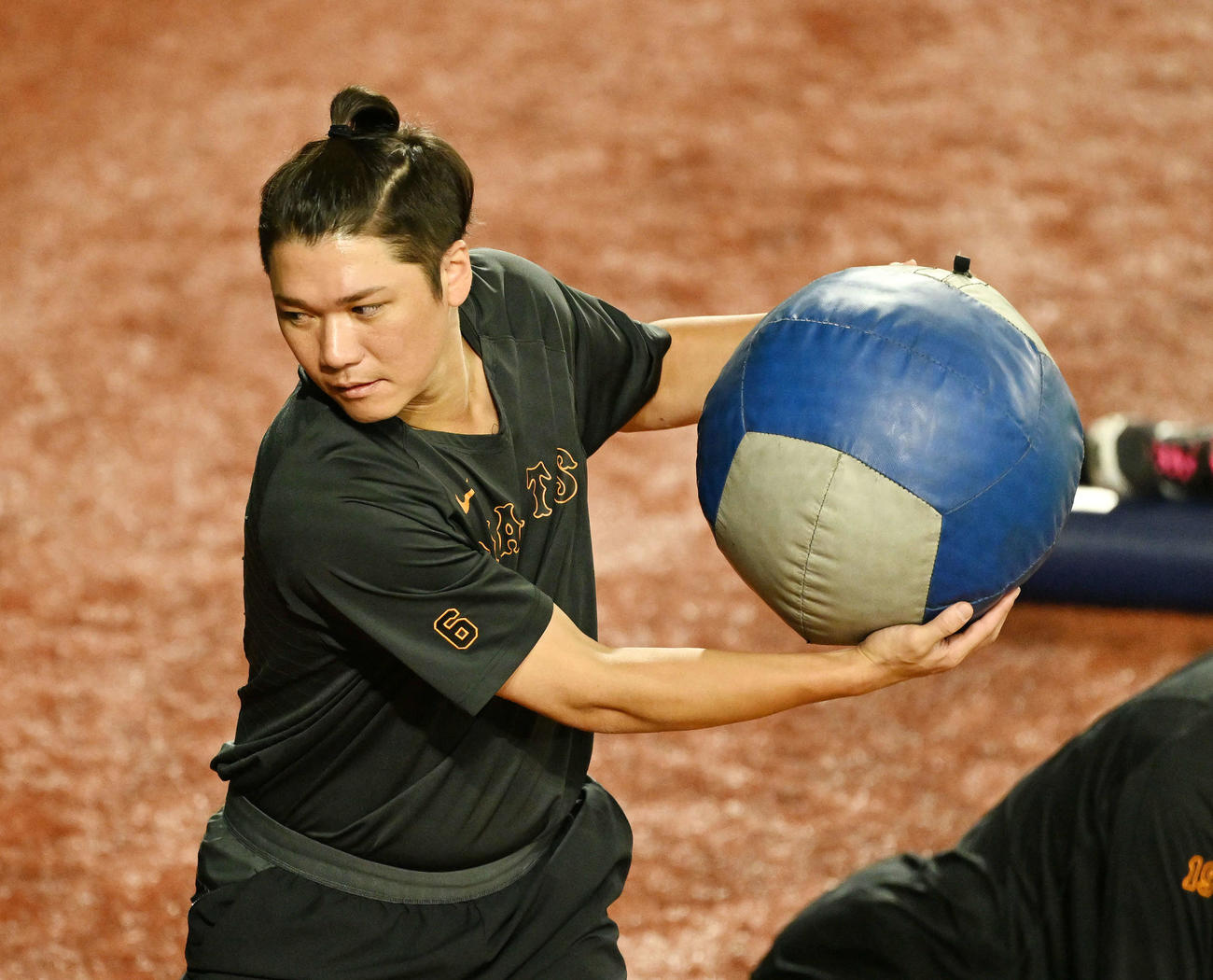 巨人対中日　試合前練習する巨人坂本（撮影・滝沢徹郎）