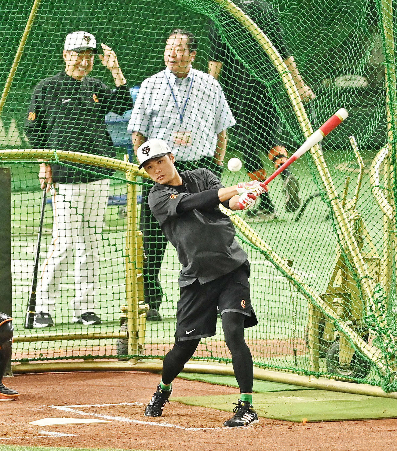 巨人対中日　試合前練習で巨人坂本は原監督（後方左）と梨田氏の前でフリー打撃する（撮影・滝沢徹郎）
