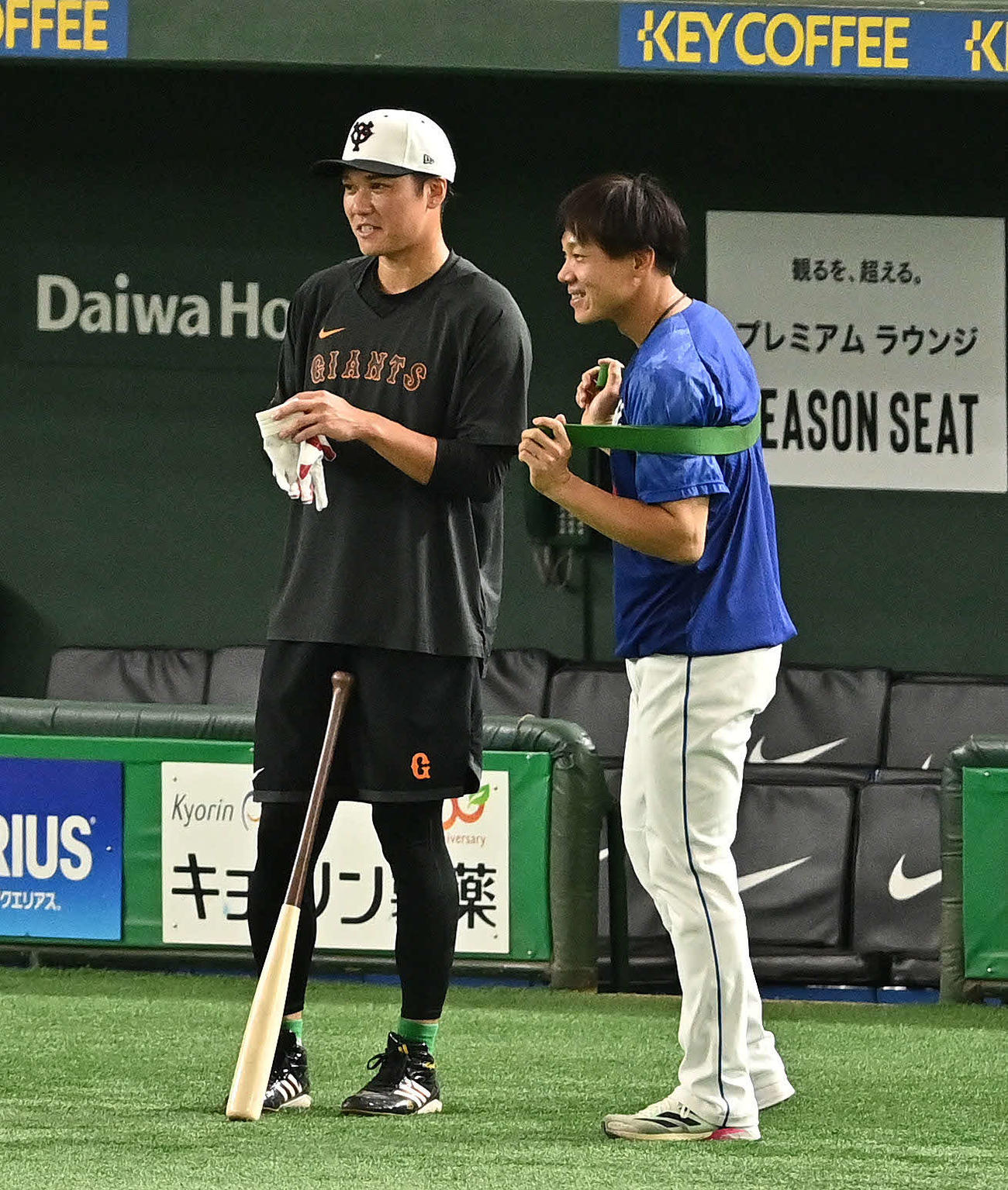 巨人対中日　試合前練習で談笑する巨人坂本（左）と中日大島（撮影・滝沢徹郎）