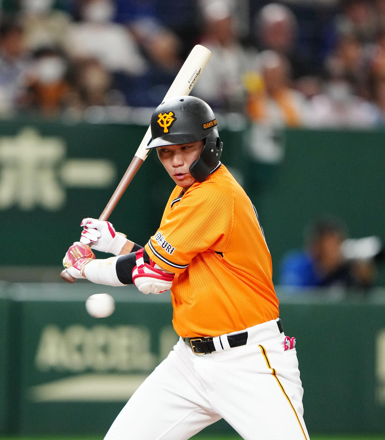 巨人対中日　1回裏巨人無死一塁、四球を選ぶ坂本（撮影・江口和貴）