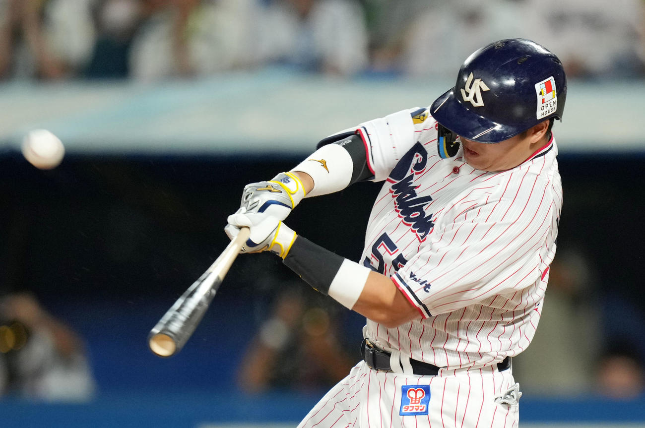 ヤクルト対DeNA 4回裏ヤクルト2死、左越え本塁打を放つ村上（撮影・横山健太）