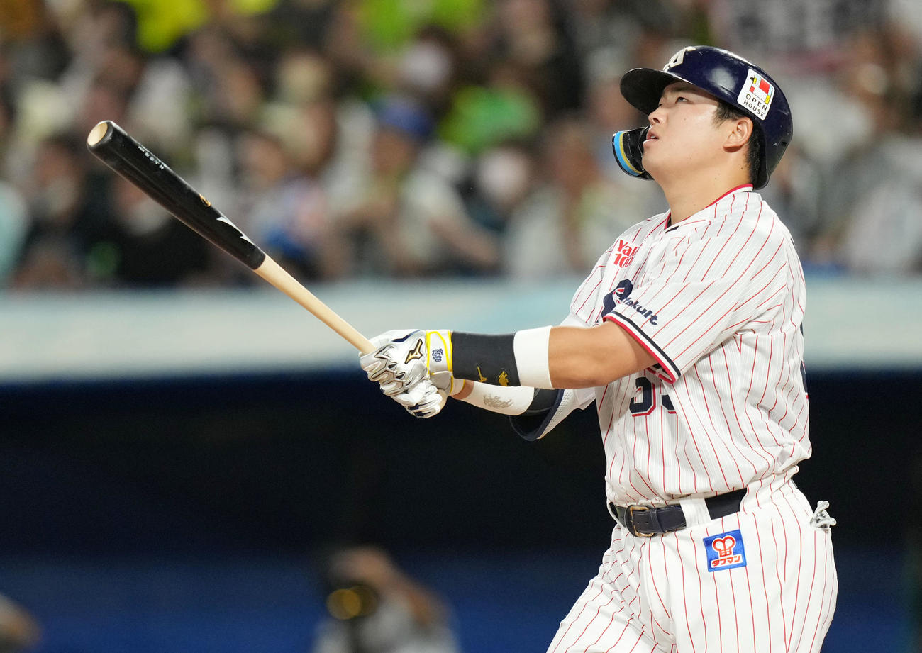 ヤクルト対DeNA 4回裏ヤクルト2死、左越え本塁打を放ひ打球を見上げる村上（撮影・横山健太）