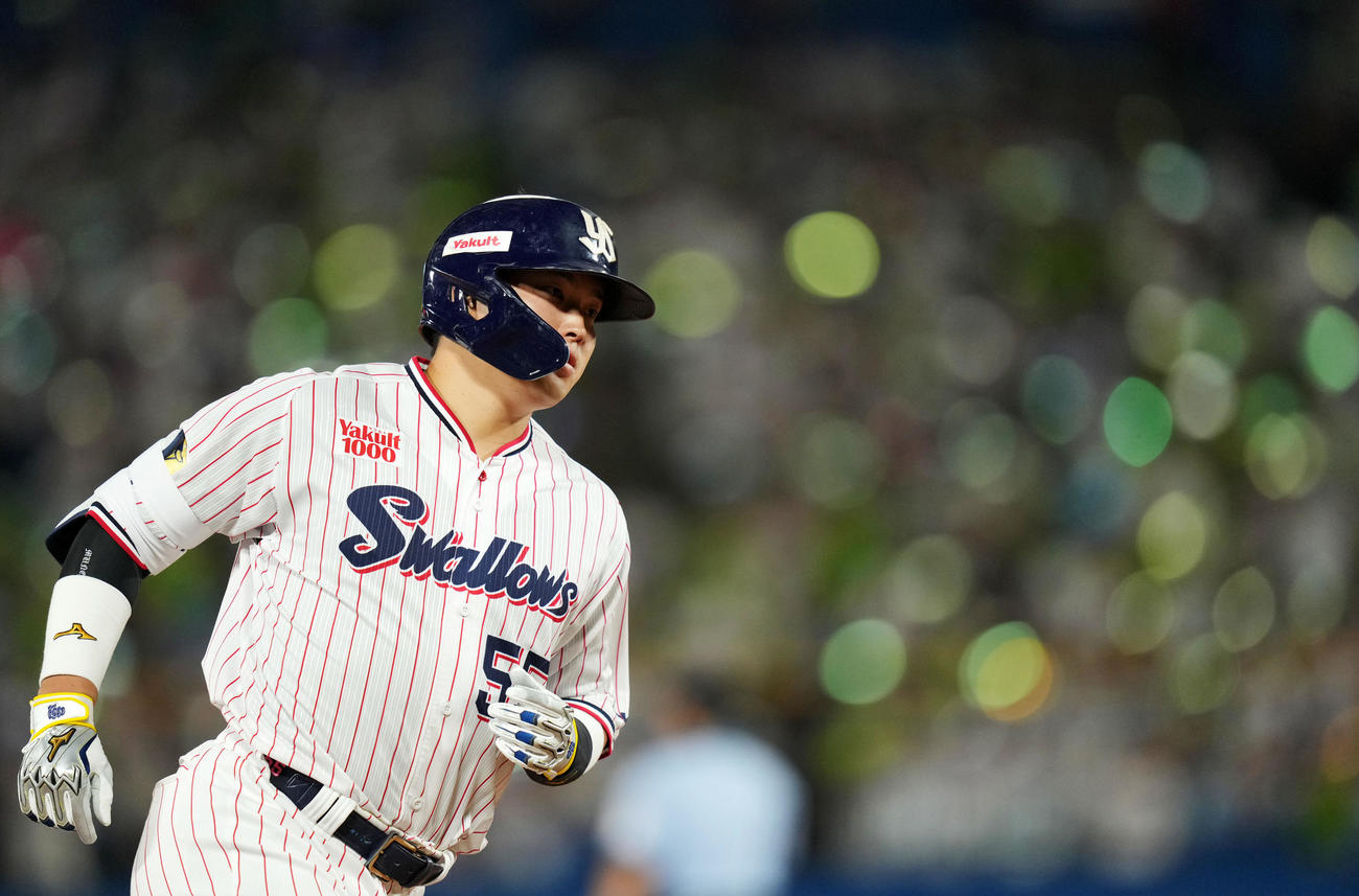 ヤクルト対DeNA 4回裏ヤクルト2死、左越え本塁打を放ち三塁をまわる村上（撮影・横山健太）