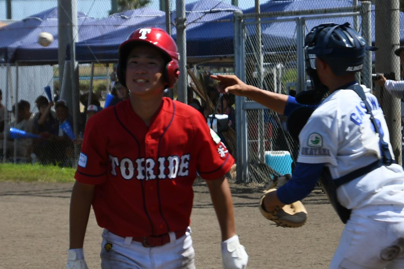 取手の木村空我主将は最終回にフルスイングの空振り三振に倒れ、笑みを浮かべた