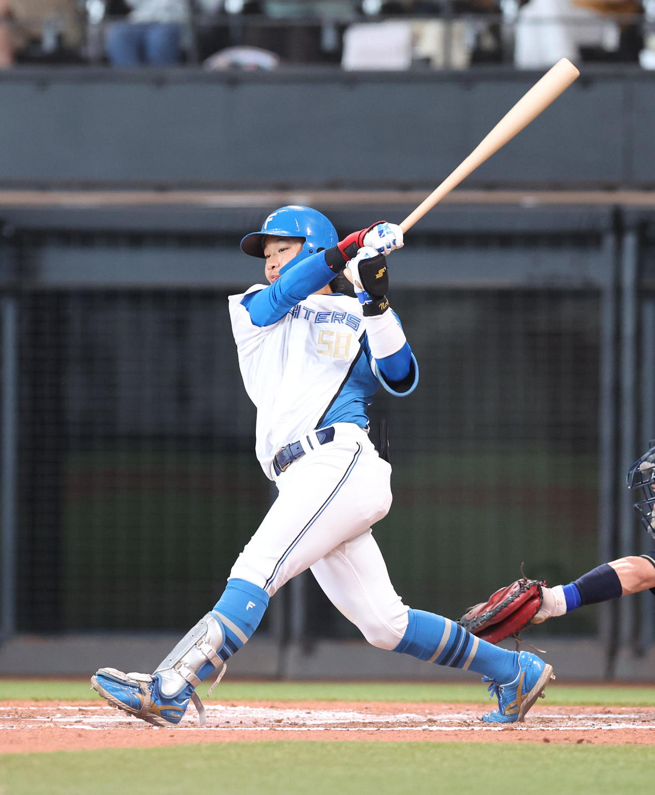 日本ハム対オリックス　3回裏日本ハム1死一、二塁、奈良間は適時二塁打を放つ（撮影・佐藤翔太）