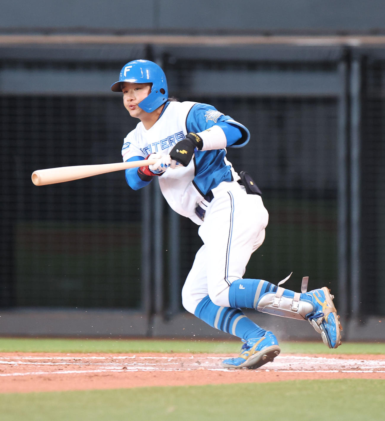 日本ハム対オリックス　3回裏日本ハム1死一、二塁、奈良間は適時二塁打を放つ（撮影・佐藤翔太）