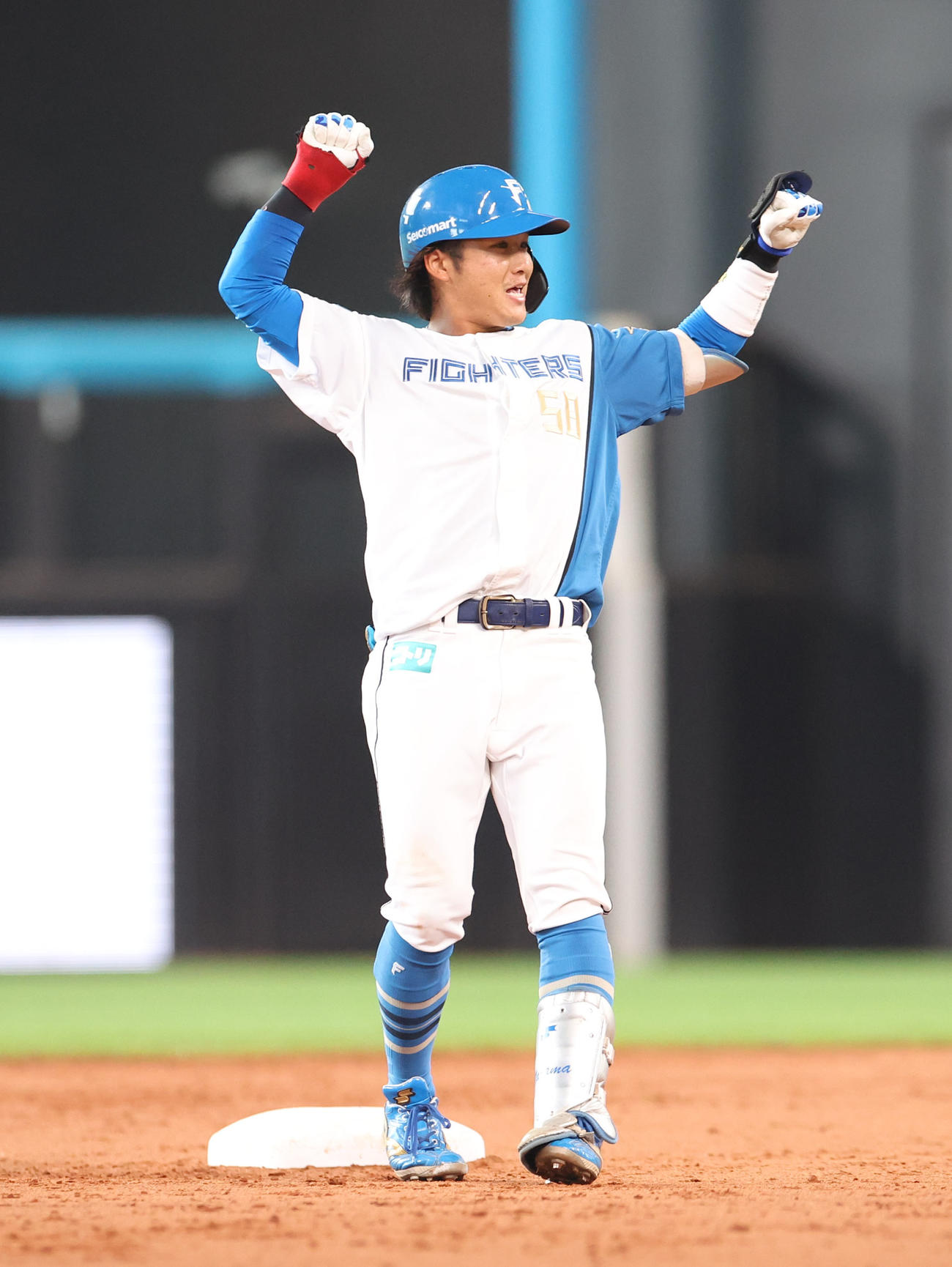 日本ハム対オリックス　3回裏日本ハム1死一、二塁、奈良間は適時二塁打を放ちガッツポーズをする（撮影・佐藤翔太）