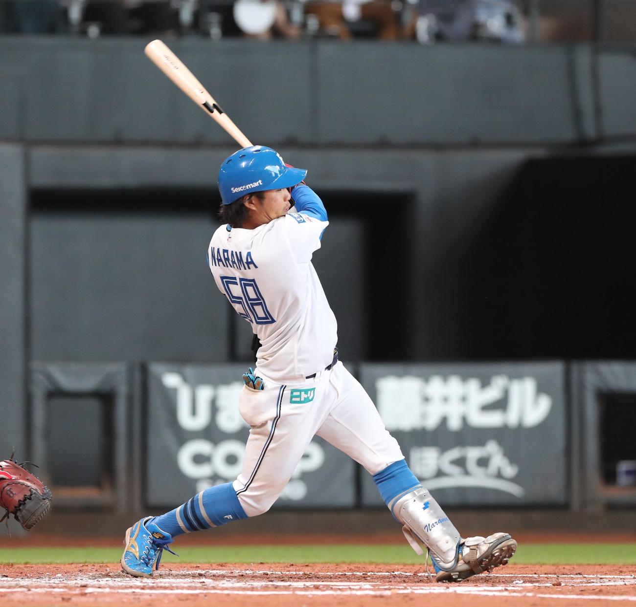 日本ハム対オリックス　2回裏日本ハム1死一、二塁、左翼線に適時二塁打を放つ奈良間（撮影・黒川智章）