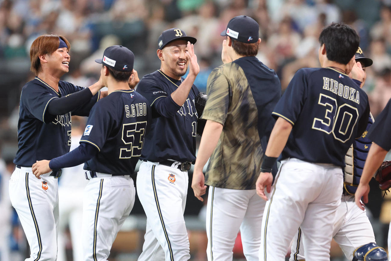 日本ハム対オリックス　試合終了後、喜び合うオリックス平野佳（中央）らナイン（撮影・佐藤翔太）