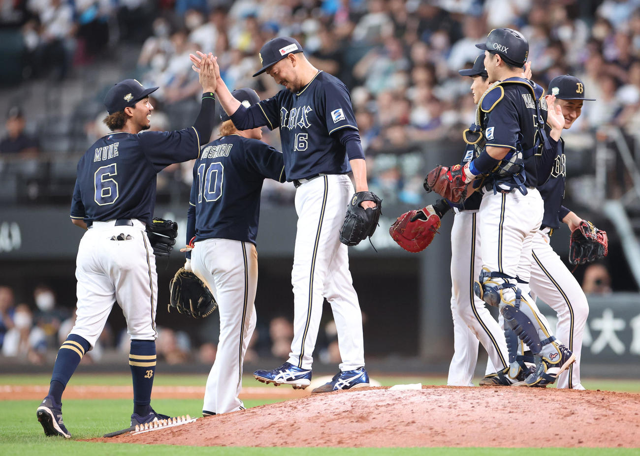 日本ハム対オリックス　試合終了後、喜び合うオリックス平野佳（中央）らナイン（撮影・佐藤翔太）