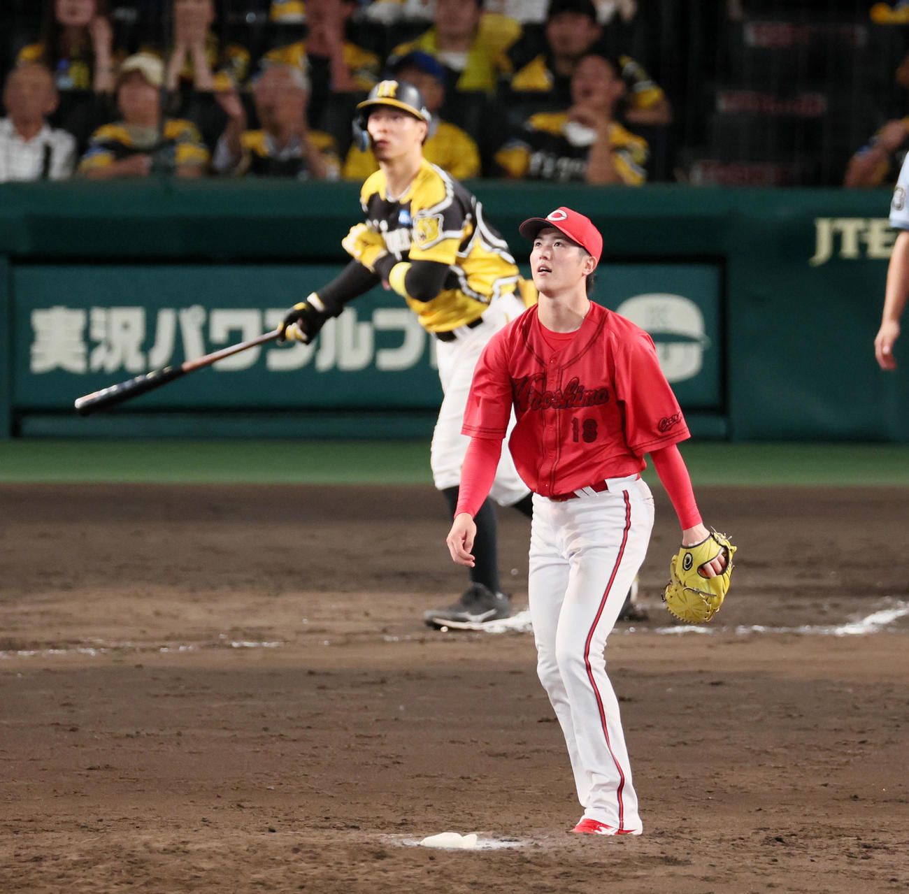 阪神対広島　6回裏阪神1死、佐藤輝に右越えソロ本塁打を浴びぼう然と打球を見送る森下（撮影・加藤哉）