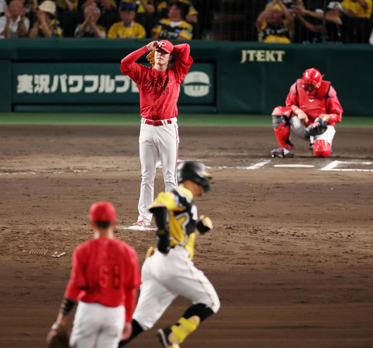 阪神対広島　6回裏阪神1死、森下は佐藤輝に右越えソロ本塁打を浴びる（撮影・加藤哉）