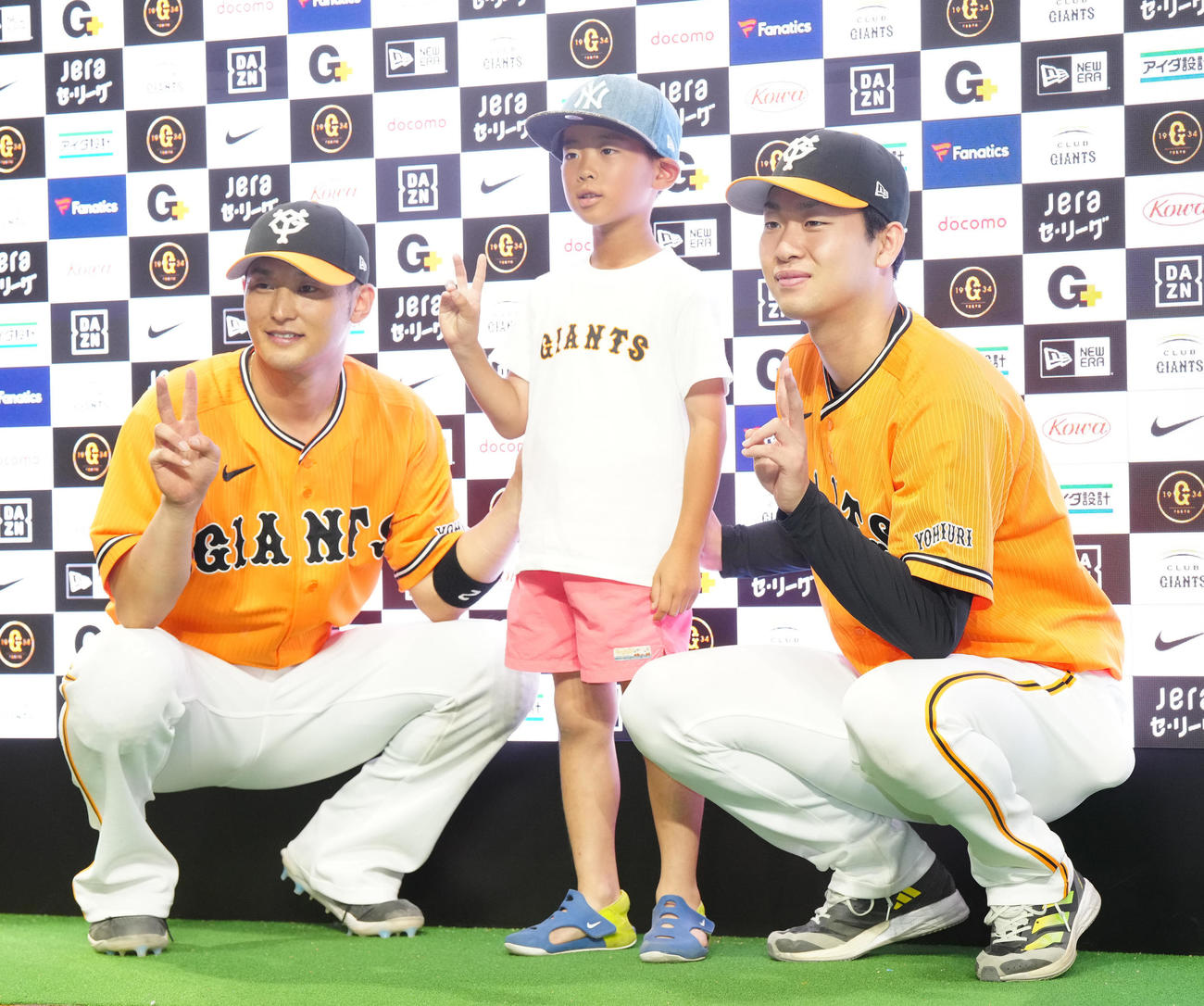 巨人対中日　試合後、ファンと写真に納まる巨人山崎伊（右）と吉川（撮影・江口和貴）