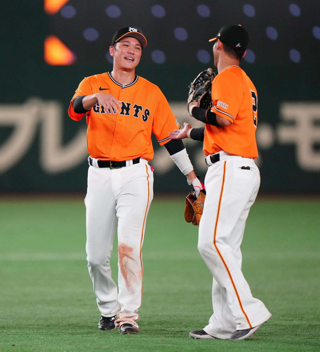 巨人対中日　試合後、タッチを交わす巨人坂本（左）と吉川（撮影・江口和貴）