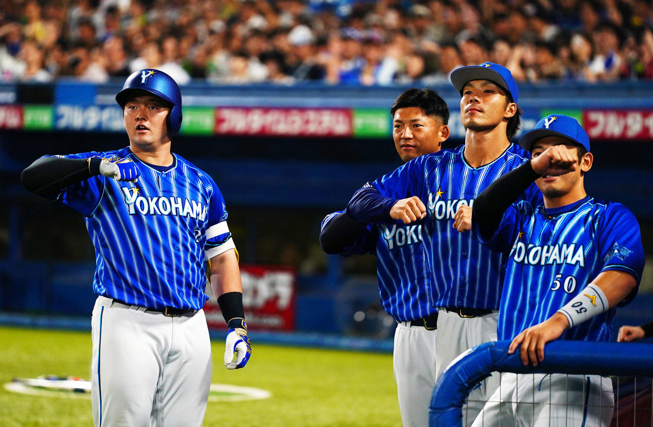 ヤクルト対DeNA 6回表DeNA1死、左越えソロ本塁打を放ちデスターシャを決める牧（左）（撮影・横山健太）