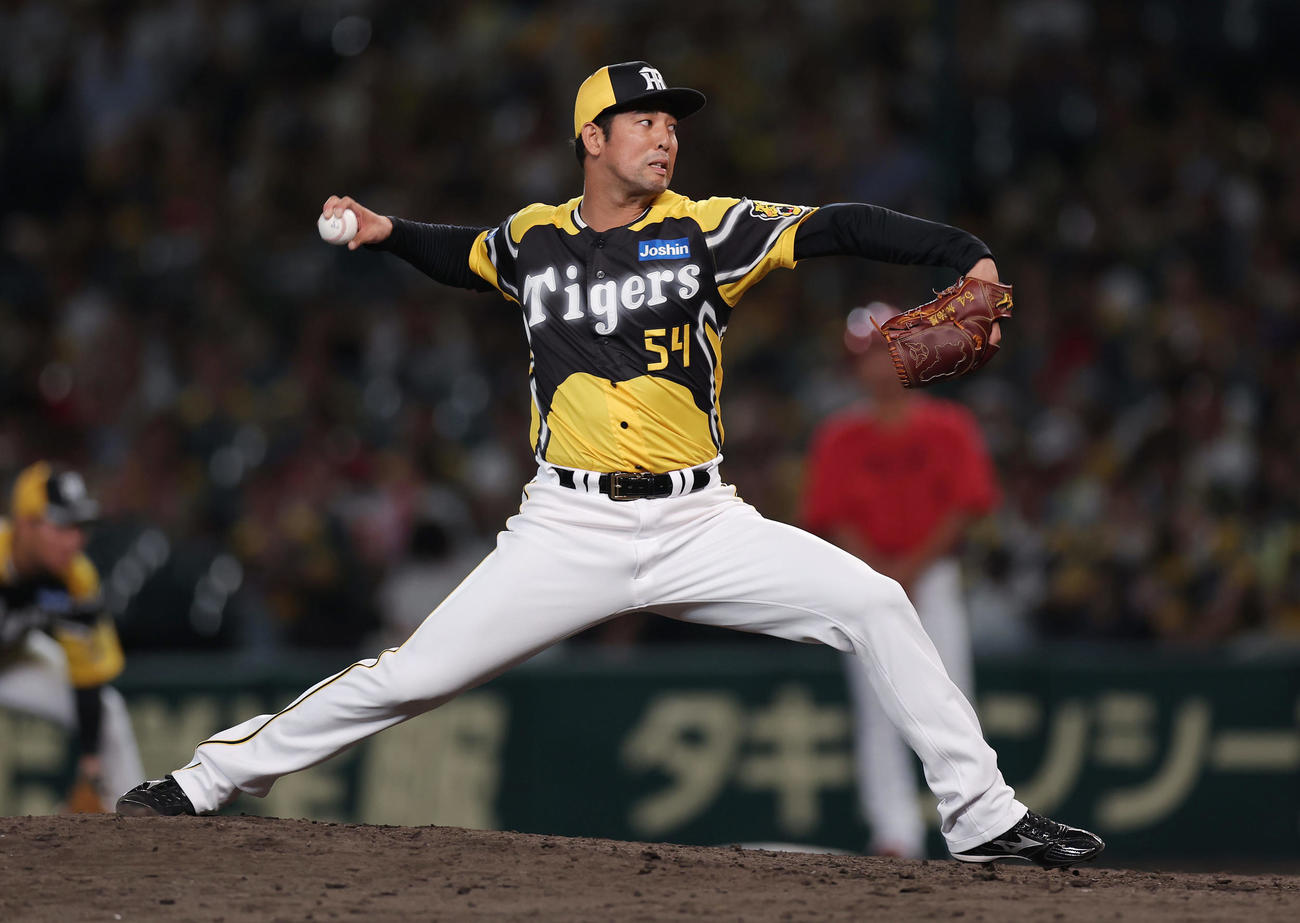 阪神対広島　阪神2番手で登板する加治屋（撮影・前田充）