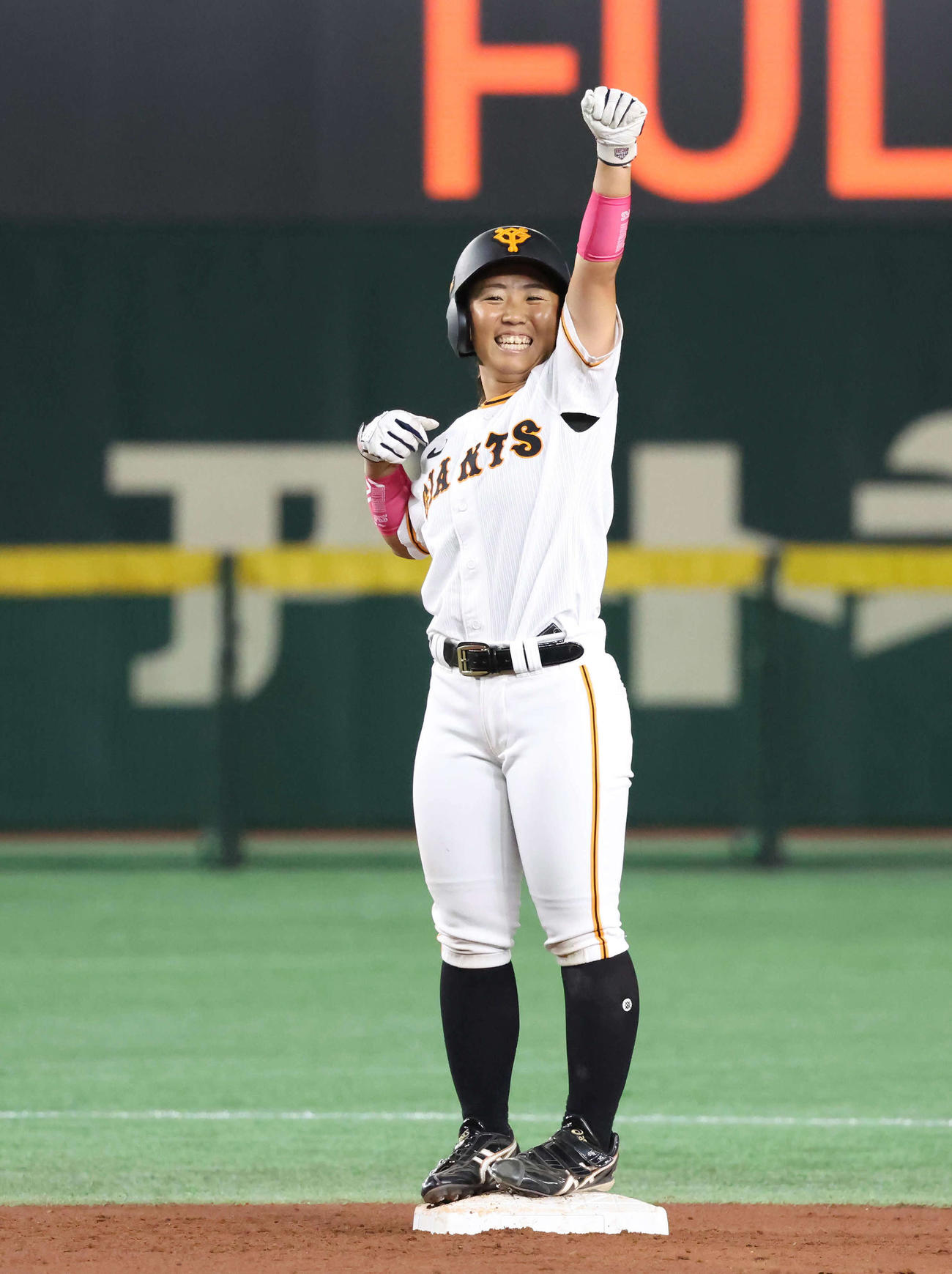 女子野球交流戦　巨人対阪神2回裏巨人2死一、二塁、相見はレフトへ先制の2点適時二塁打を放って塁上でガッツポーズを決める（撮影・丹羽敏通）