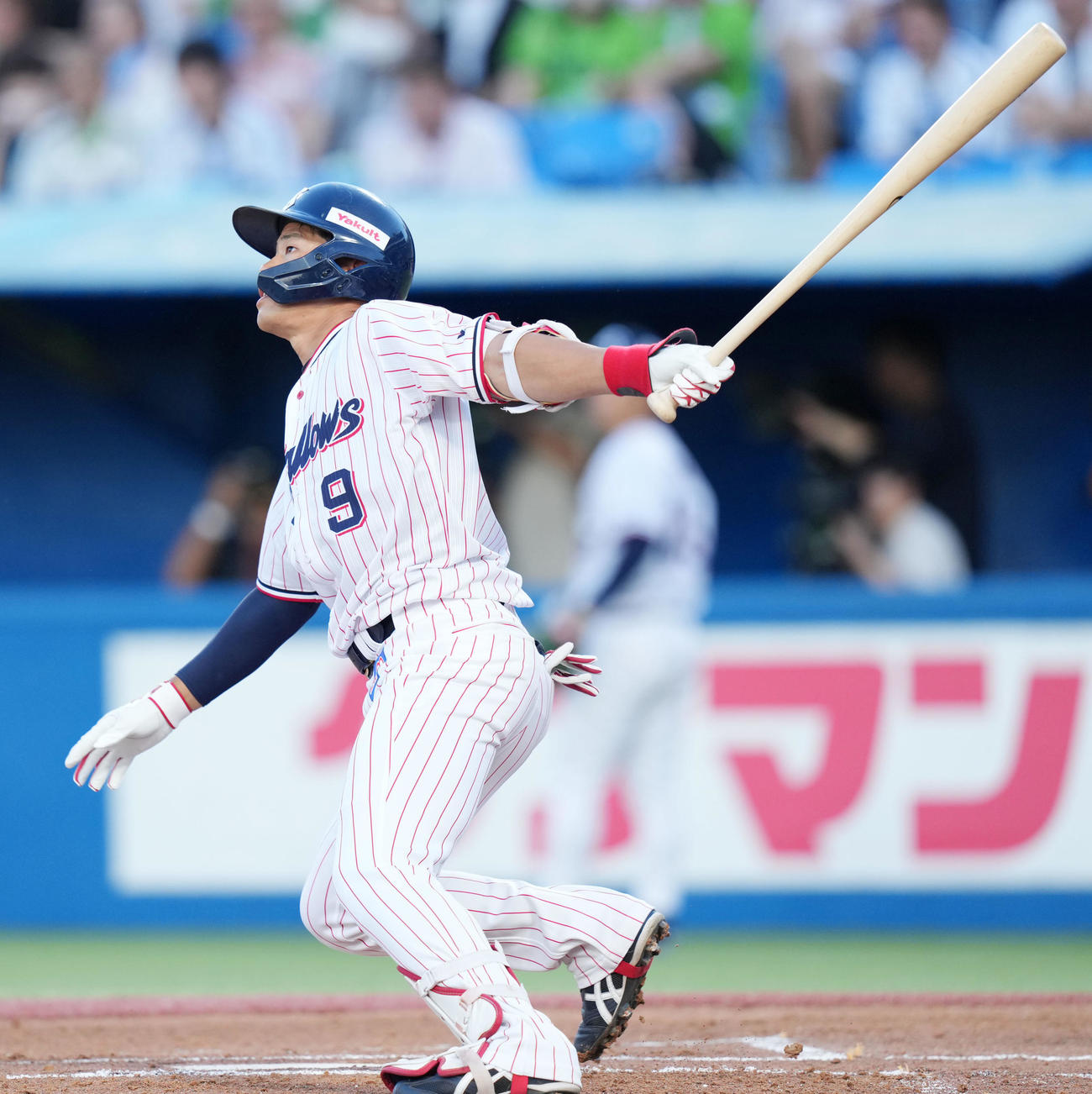 ヤクルト対DeNA 1回裏ヤクルト2死、左越えソロ本塁打を放つ塩見（撮影・横山健太）