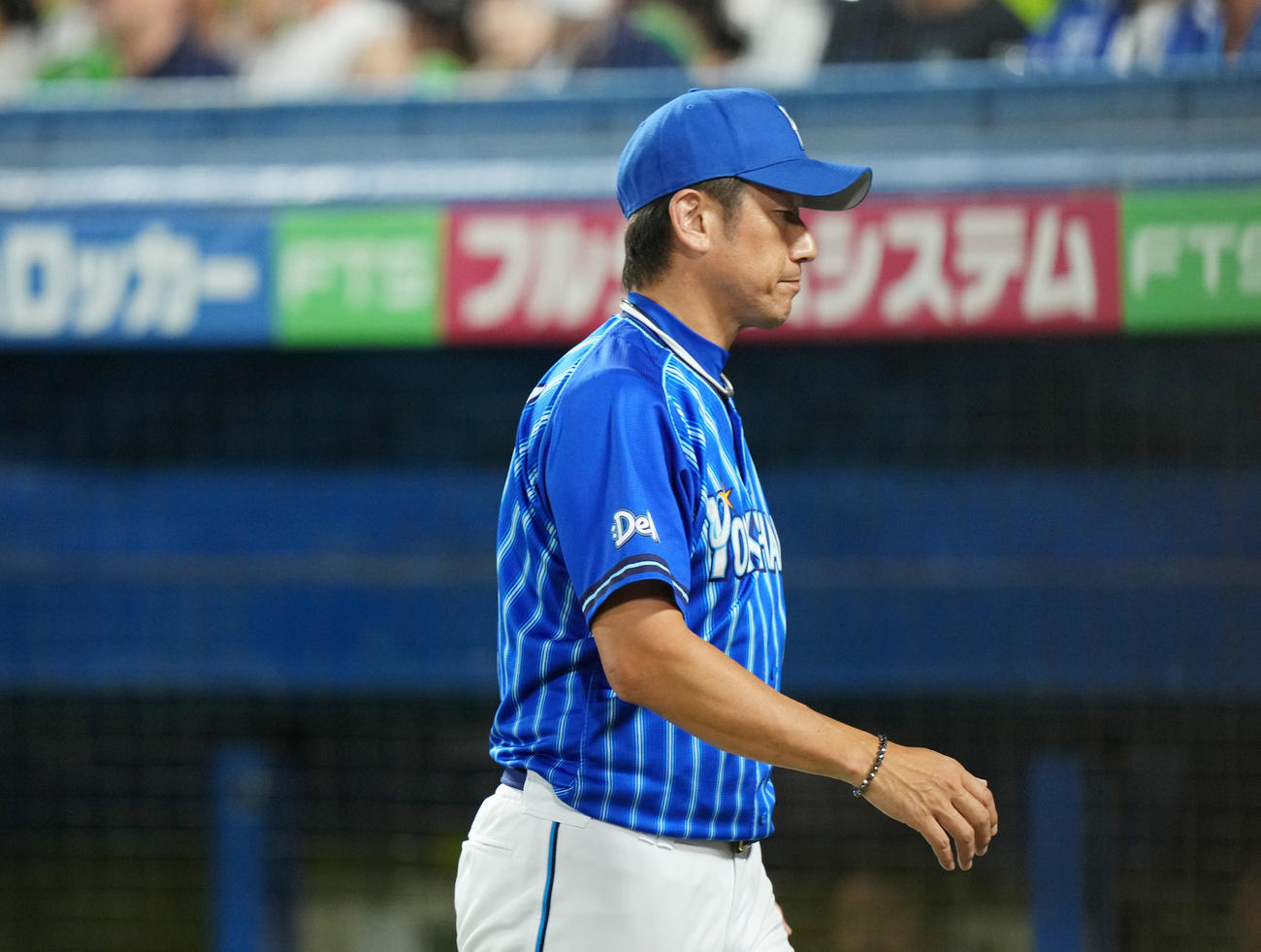 ヤクルト対DeNA 8回表、選手交代を告げ引き揚げるDeNA三浦監督（撮影・横山健太）