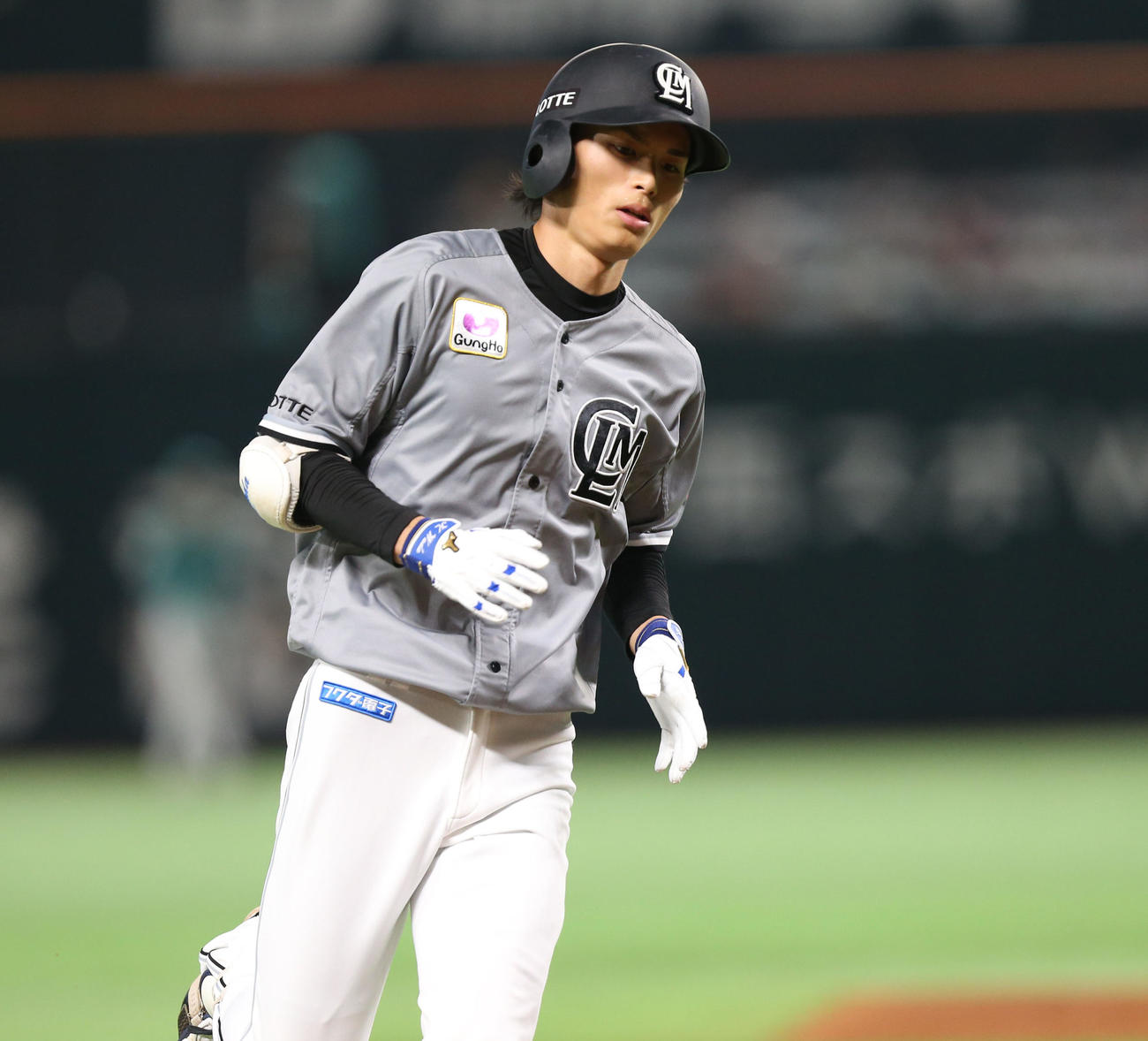 ソフトバンク対ロッテ　3回表ロッテ1死、和田は先制となる右越え本塁打を放ちダイヤモンドを回る（撮影・冨田成美）