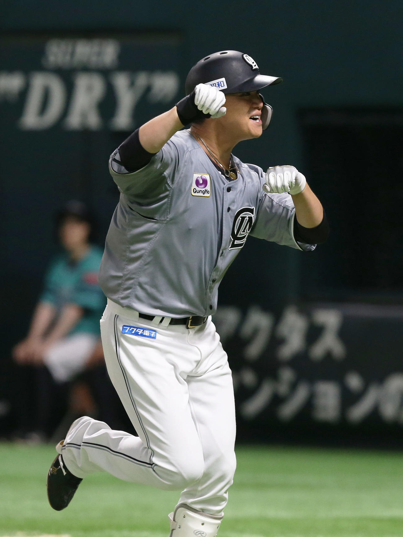 ソフトバンク対ロッテ　4回表ロッテ無死、ソロ本塁打を放った石川慎はポーズを決める（撮影・冨田成美）