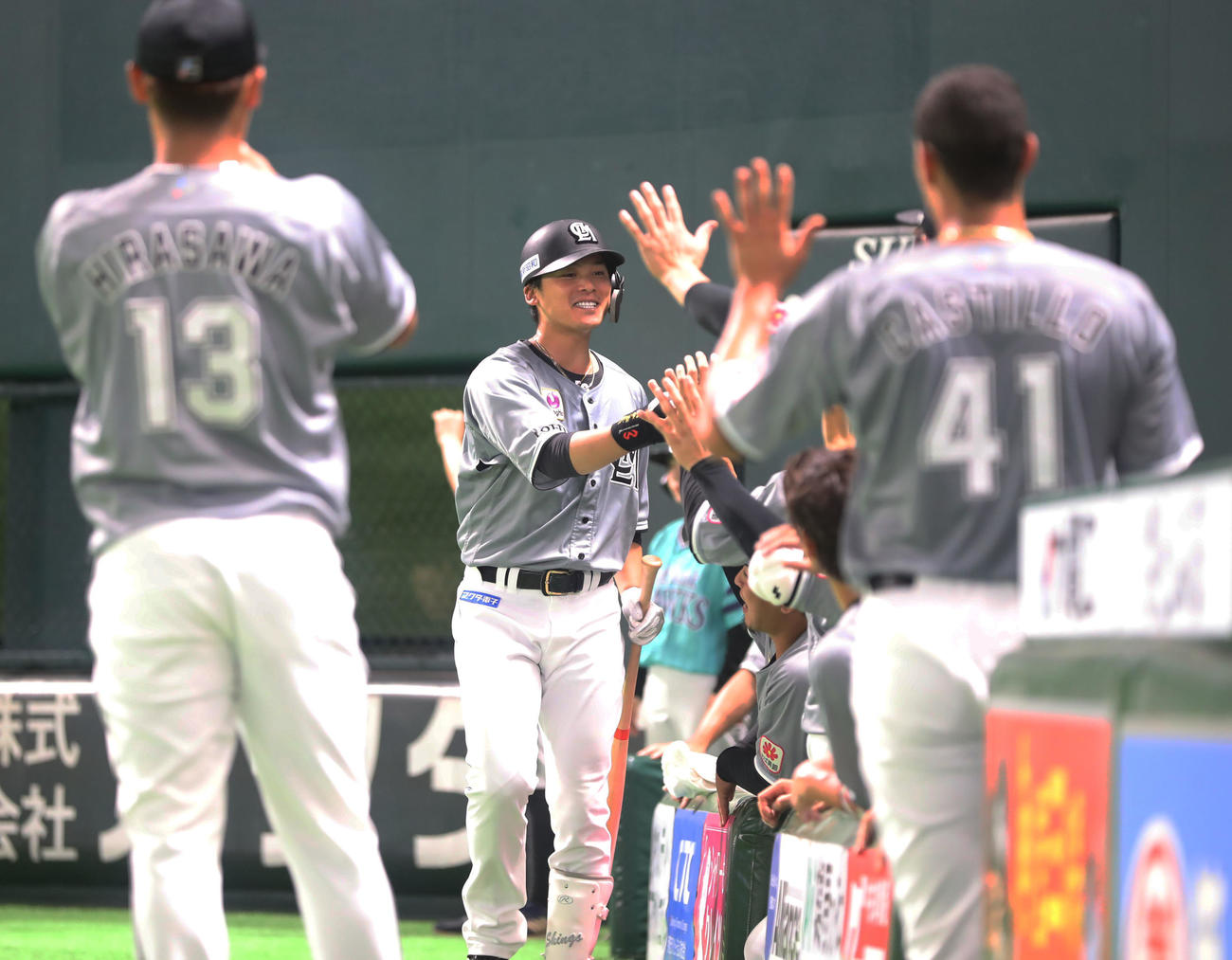 ソフトバンク対ロッテ　4回表ロッテ無死、石川慎（中央）は左越え本塁打を放ちベンチのナインとタッチを交わす（撮影・冨田成美）
