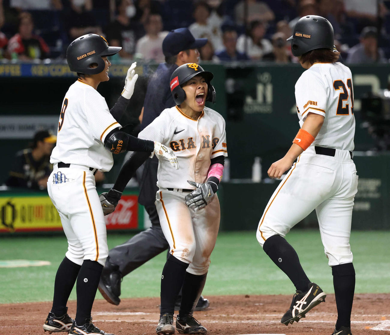 巨人対阪神2回裏巨人2死一、二塁、相見の適時二塁打で一塁走者長田（中央）も生還する（撮影・丹羽敏通）