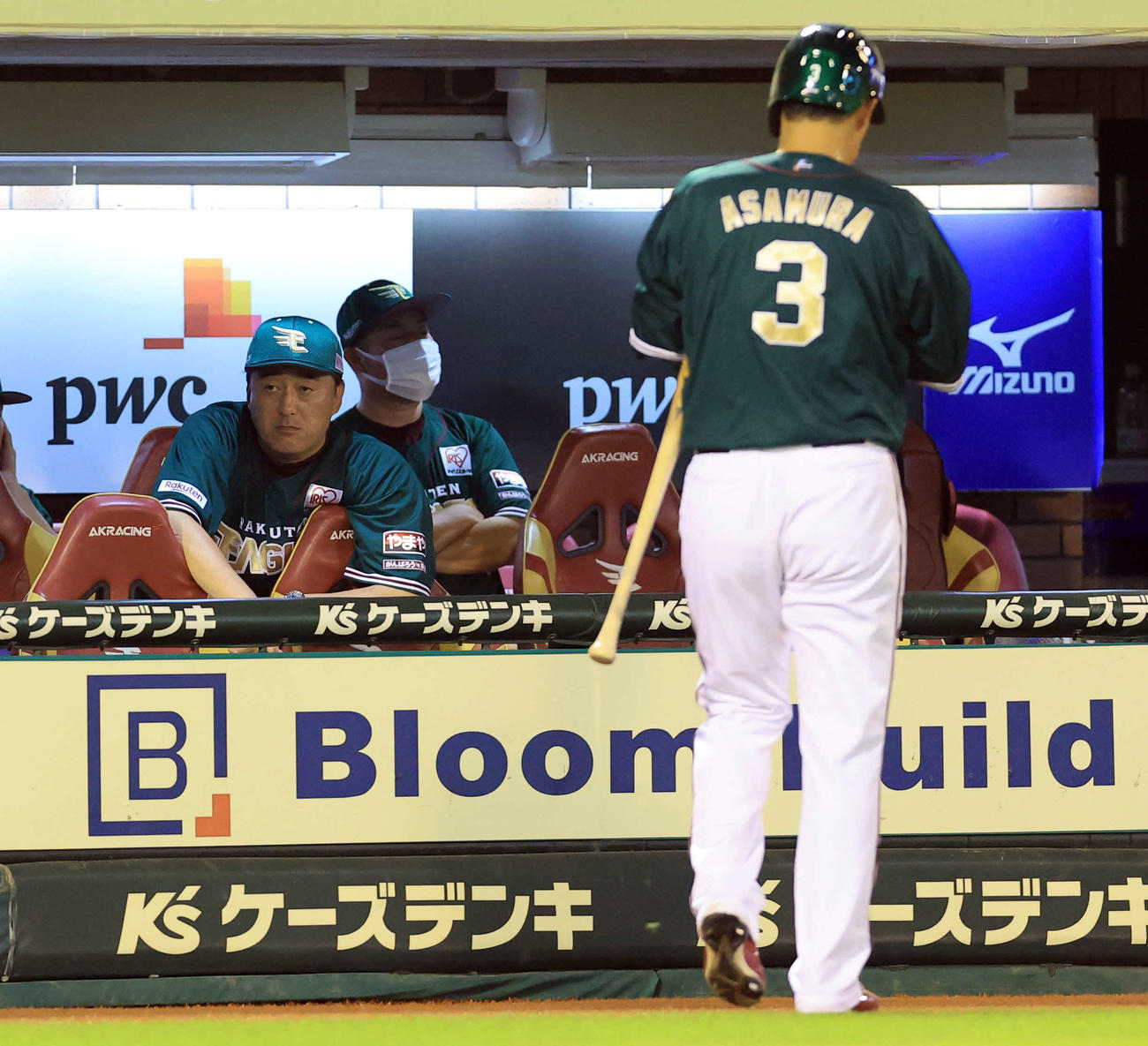 楽天対西武　6回裏楽天無死一、二塁、浅村（手前）が空振り三振に倒れ、厳しい表情の石井監督（撮影・浅見桂子）