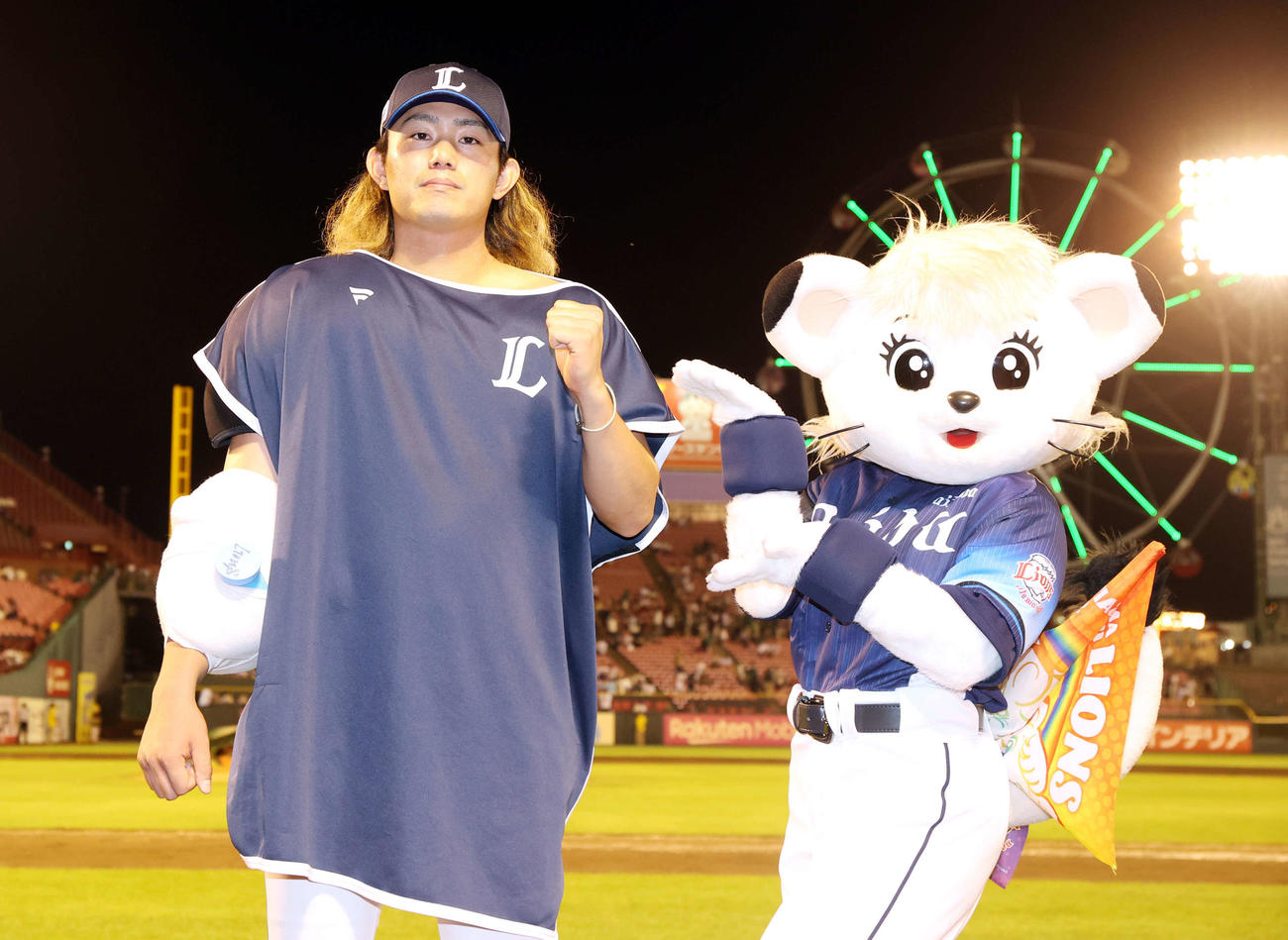 楽天対西武　6勝目の西武今井はライナと記念撮影（撮影・浅見桂子）