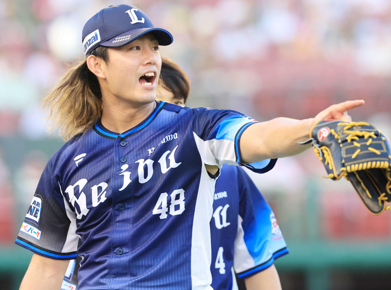 楽天対西武　1回裏楽天の攻撃を3人に仕留め、野手で笑顔でハイタッチする今井（撮影・浅見桂子）