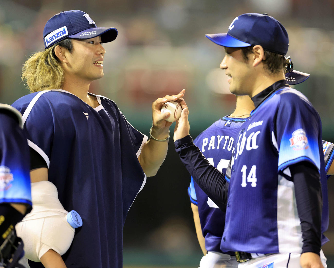 楽天対西武　6勝目の西武今井（左）は増田からウイにイングボールを受け取る（撮影・浅見桂子）