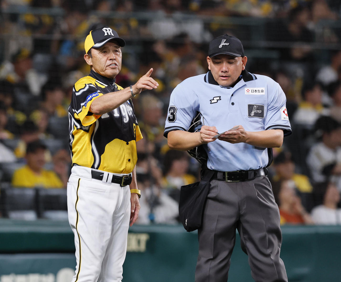 阪神対広島　9回表、交代を告げる阪神岡田監督（撮影・藤尾明華）
