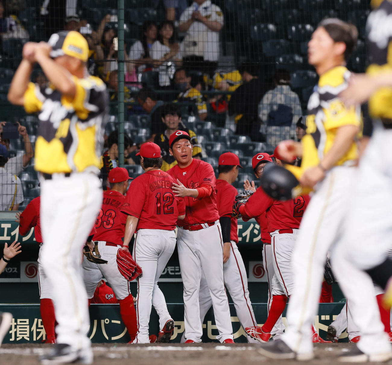 阪神対広島　阪神と引き分け、選手を出迎える広島新井監督（中央）（撮影・藤尾明華）