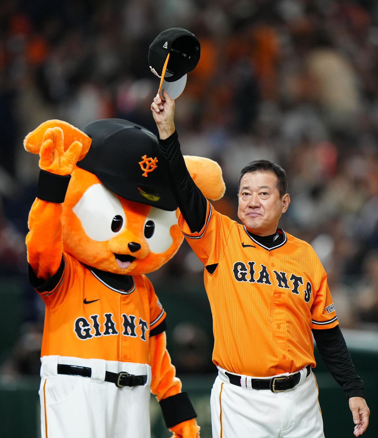 巨人対中日　試合後、ファンにあいさつする巨人原監督（撮影・江口和貴）