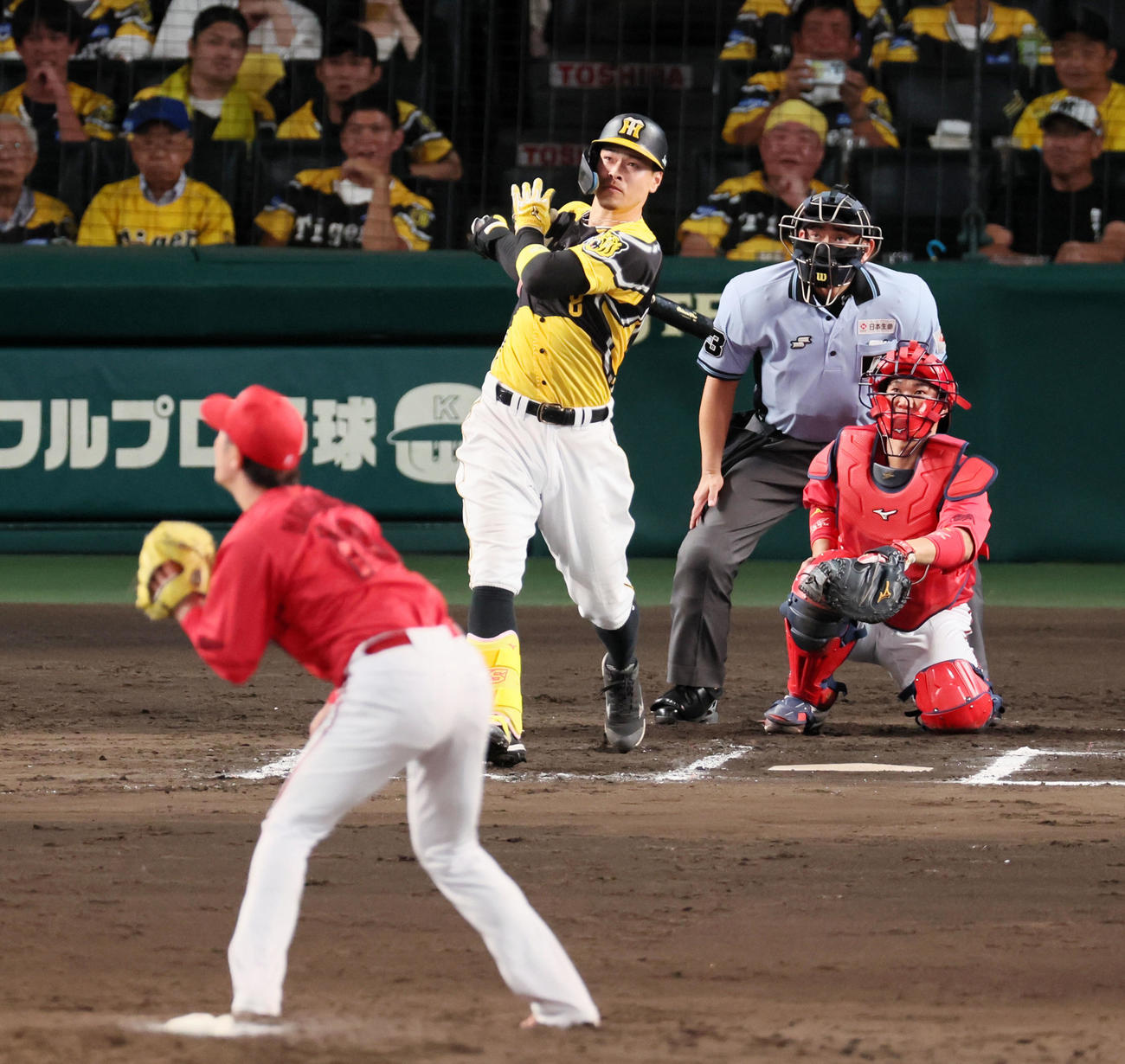 阪神対広島　6回裏阪神1死、佐藤輝は右越え勝ち越し本塁打を放つ。投手は森下（撮影・加藤哉）