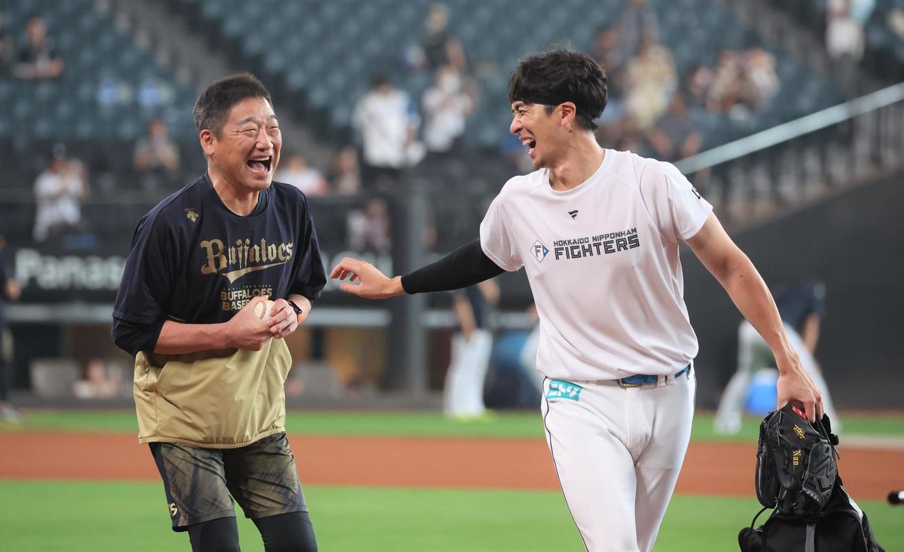 日本ハム対オリックス　試合前、談笑するオリックス中嶋監督（左）と日本ハム上沢（撮影・黒川智章）