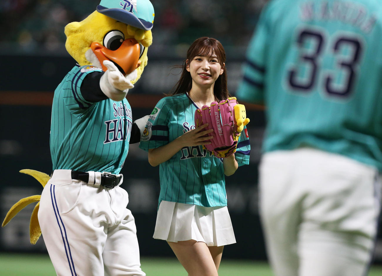 セレモニアルピッチを終えて引き揚げる雪平莉左（撮影・冨田成美）
