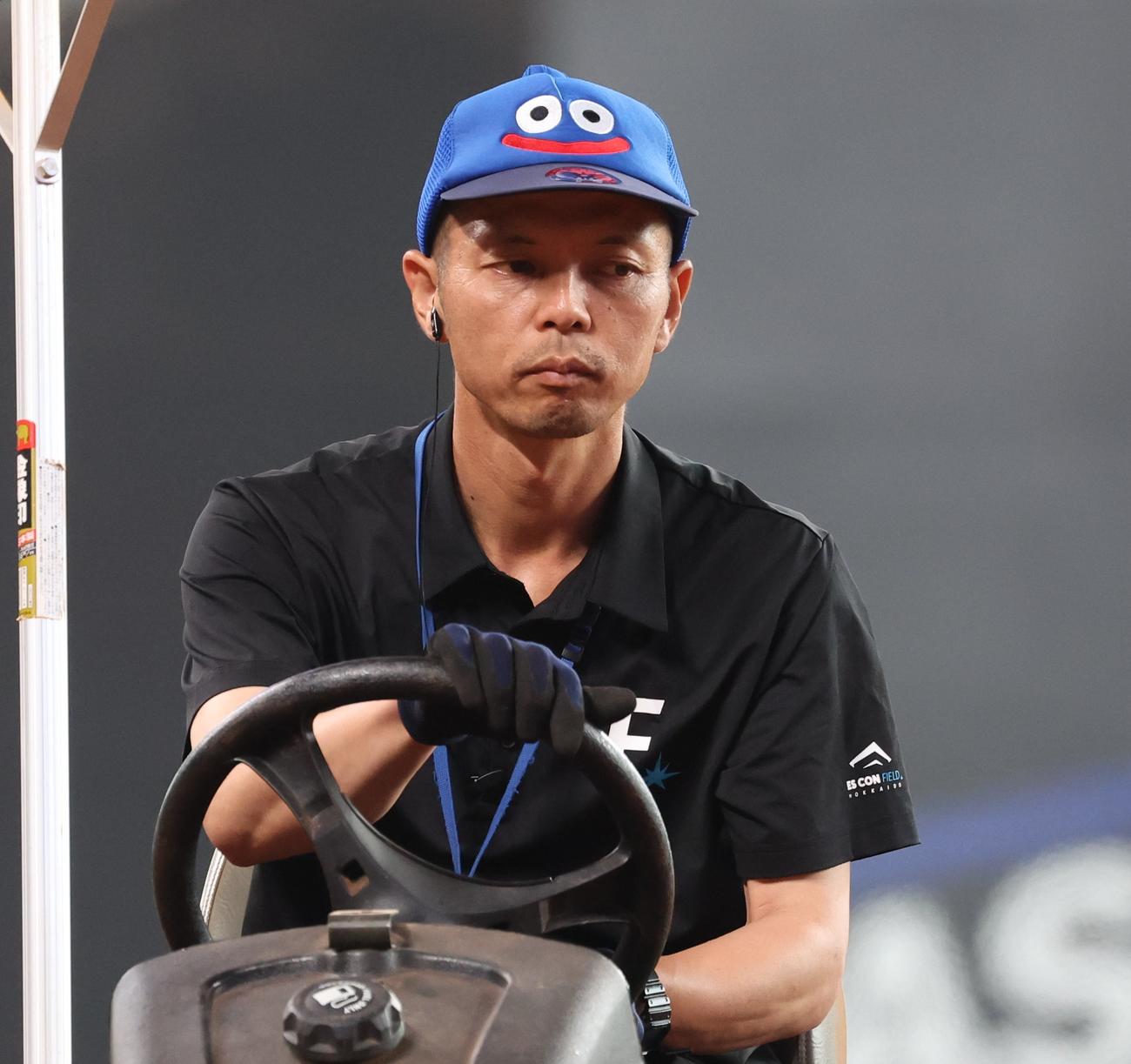 日本ハム対オリックス　ドラゴンクエストウォークコラボ試合で整備員も「スライム帽子」を着用（撮影・黒川智章）