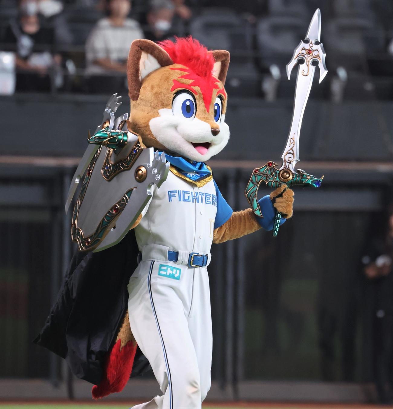 日本ハム対オリックス　ドラゴンクエストウォークコラボ試合で勇者のふん装をするフレップ（撮影・黒川智章）