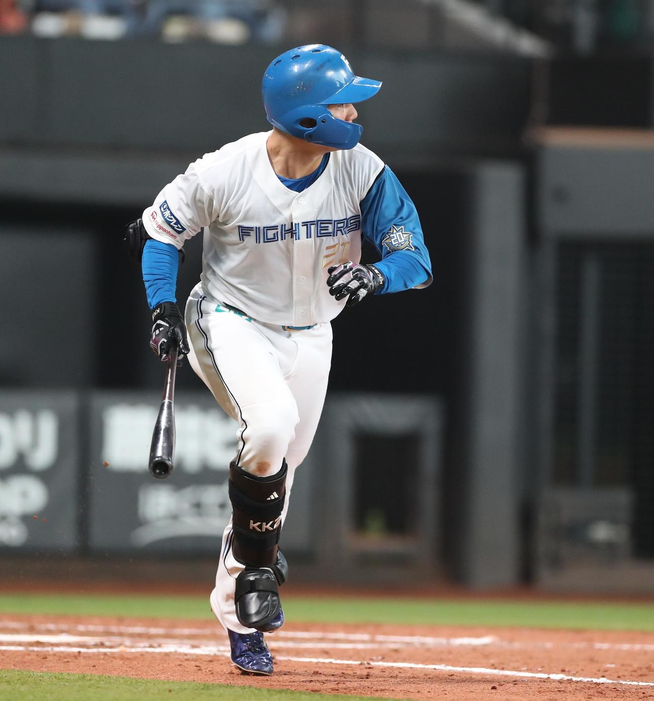 日本ハム対オリックス　3回裏日本ハム2死三塁、左越え適時二塁打を放つ清宮（撮影・黒川智章）