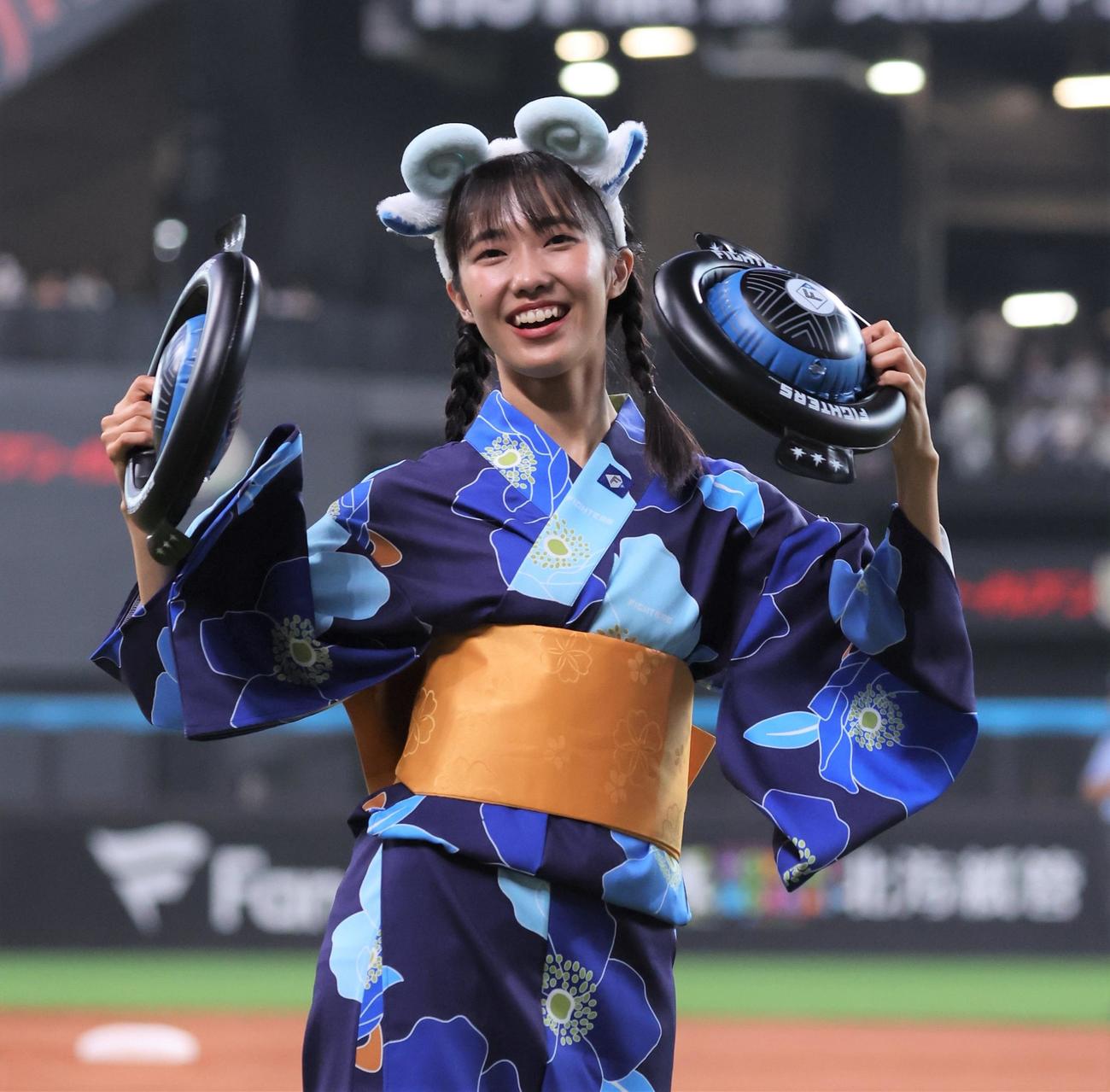 日本ハム対オリックス　ジンギスカンダンスを踊るファイターズガールの西崎光（撮影・黒川智章）