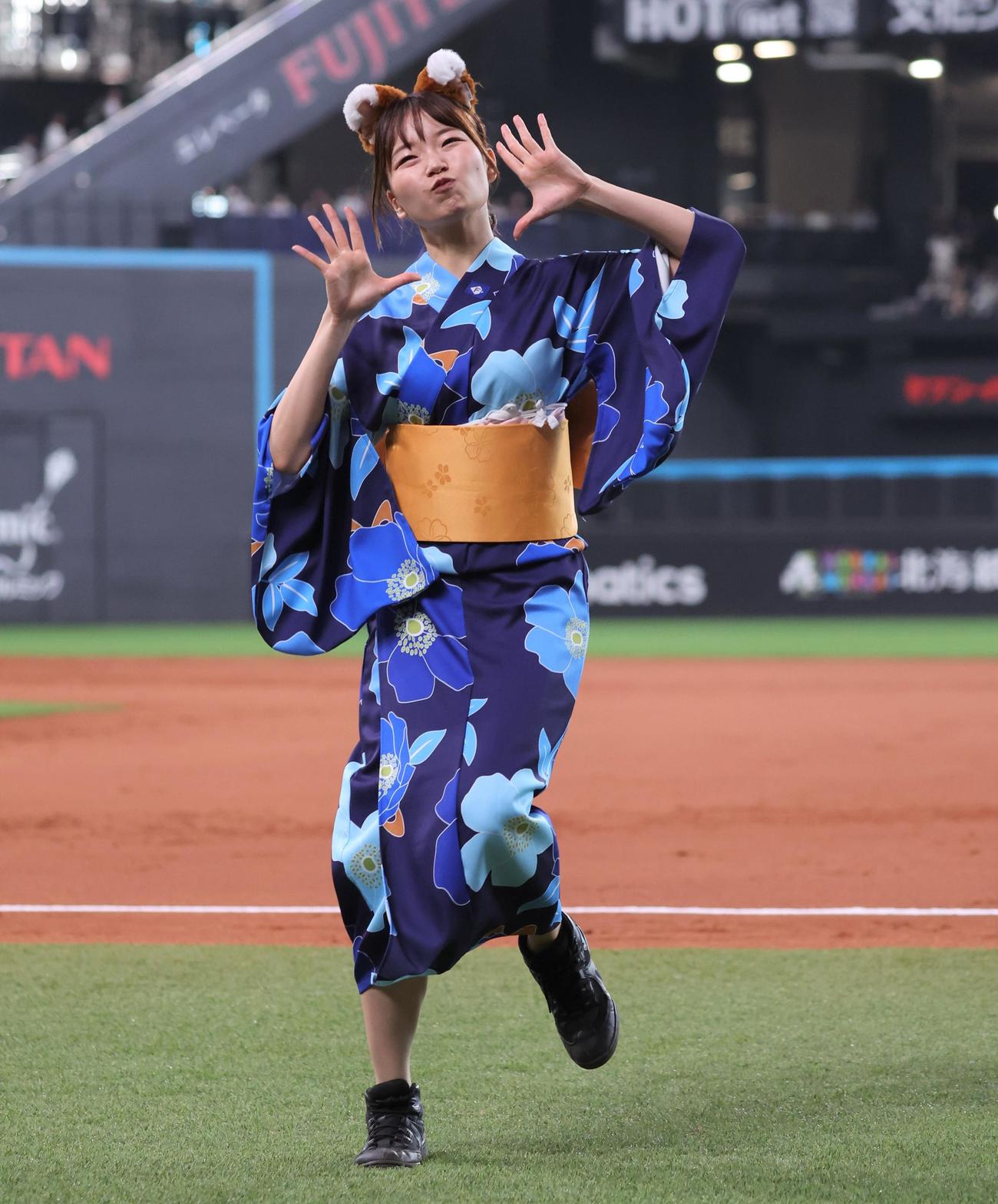 日本ハム対オリックス　きつねダンスを踊るファイターズガールの辻菜穂子（撮影・黒川智章）