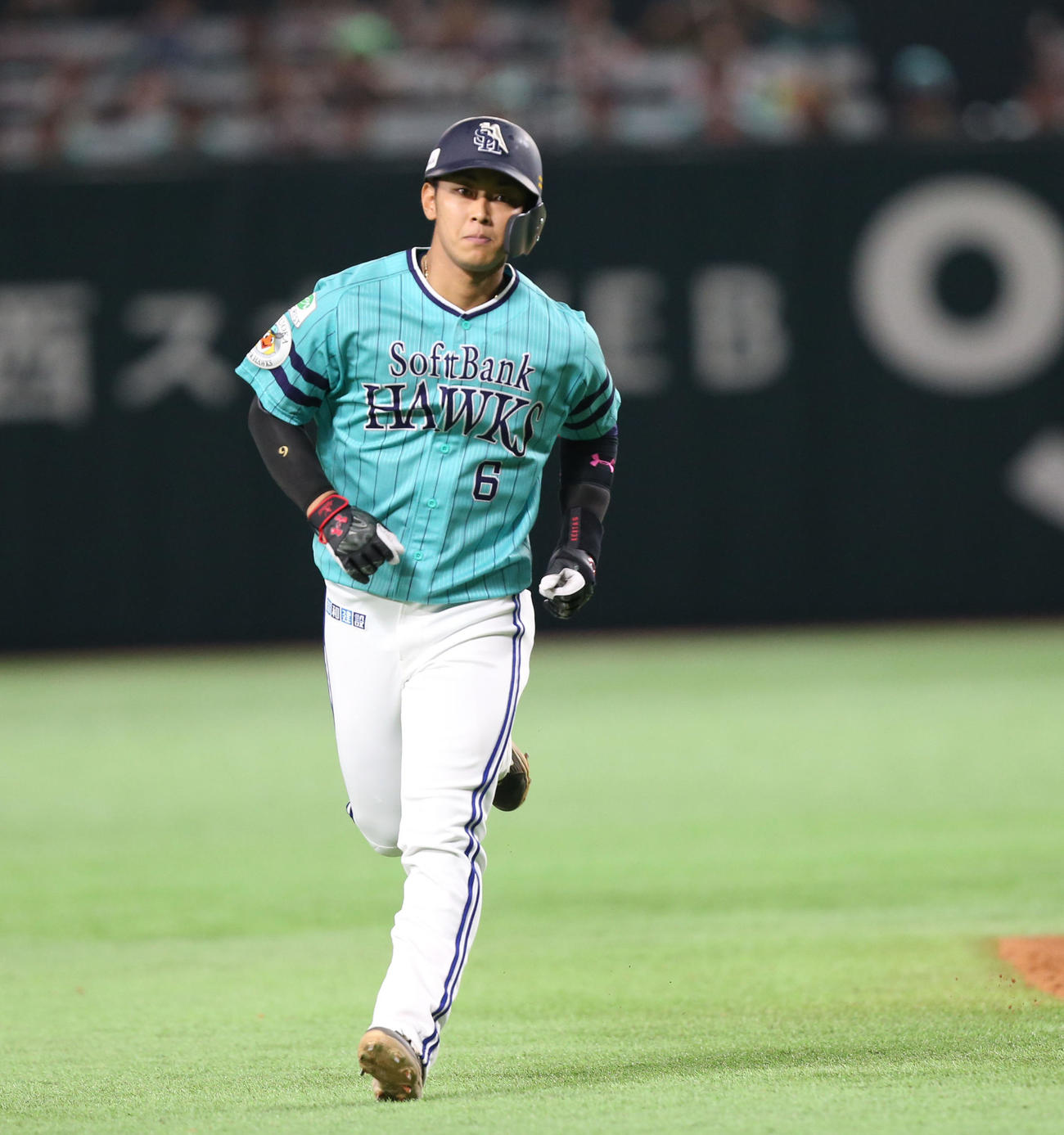 ソフトバンク対ロッテ　5回裏ソフトバンク2死一塁、今宮は左中間に2点本塁打を放ちダイヤモンドを回る（撮影・冨田成美）