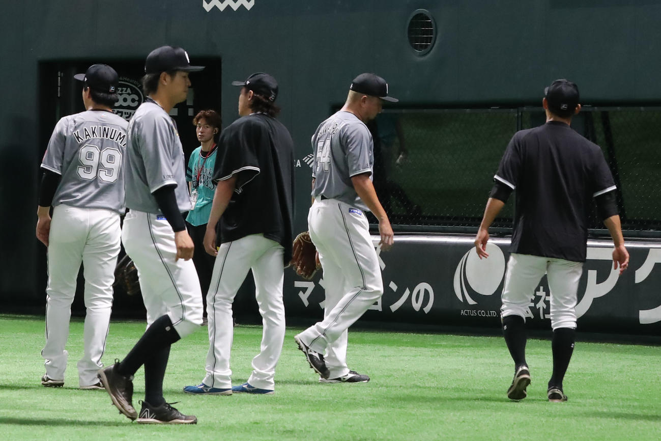 ソフトバンク対ロッテ　延長11回裏ソフトバンク2死満塁、沢村（右から2人目）は周東にサヨナラとなる左前適時打を浴び肩を落として引き揚げる（撮影・冨田成美）